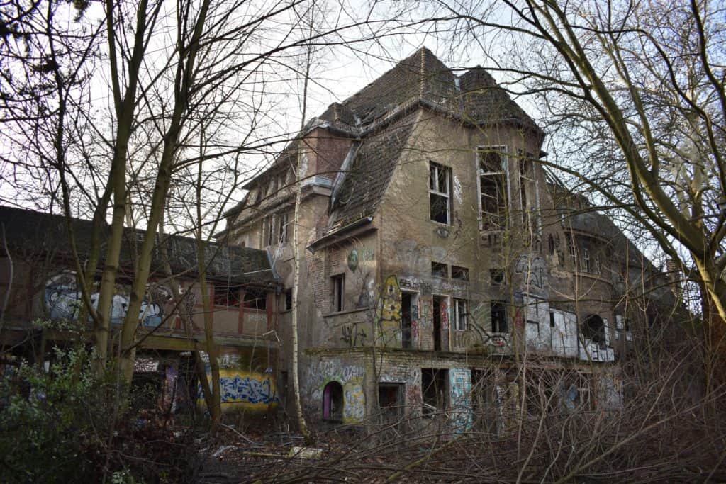 The front of an abandoned children's hospital called Kinderkrankenhaus Weißensee (Berlin)
